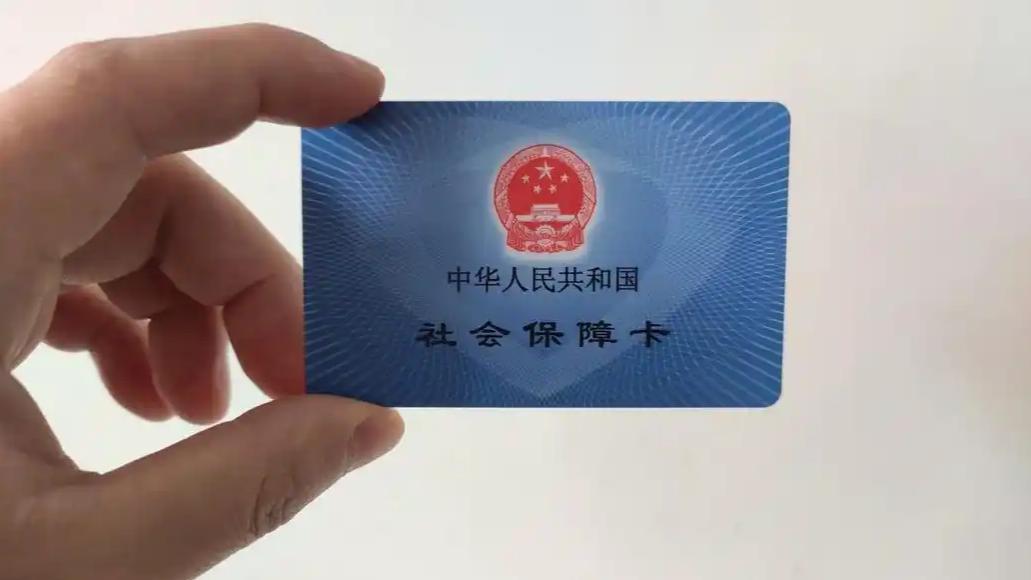 【这就是在掏国家的社保池子啊】央视最近曝光了一条挂靠参保的黑产链，看完我是真有