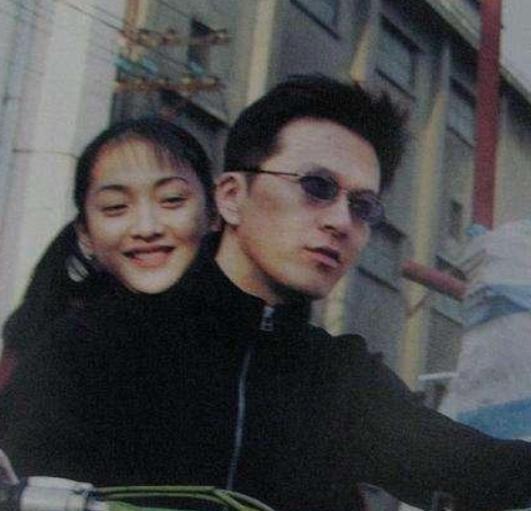 2010年，周迅前男友贾宏声趁父母不注意，从14层一跃而下，父母跑下楼时，他已身
