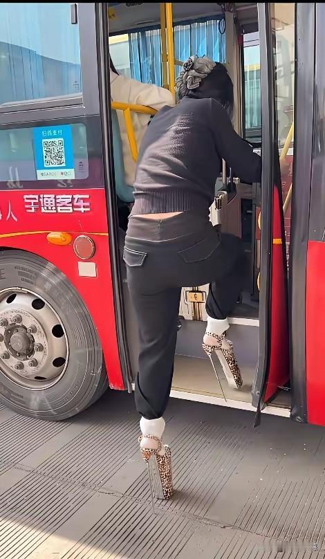 高跟鞋穿的这么高，感觉像是在踩高跷，目测这双高跟鞋的高度，最少也得有25厘米，穿