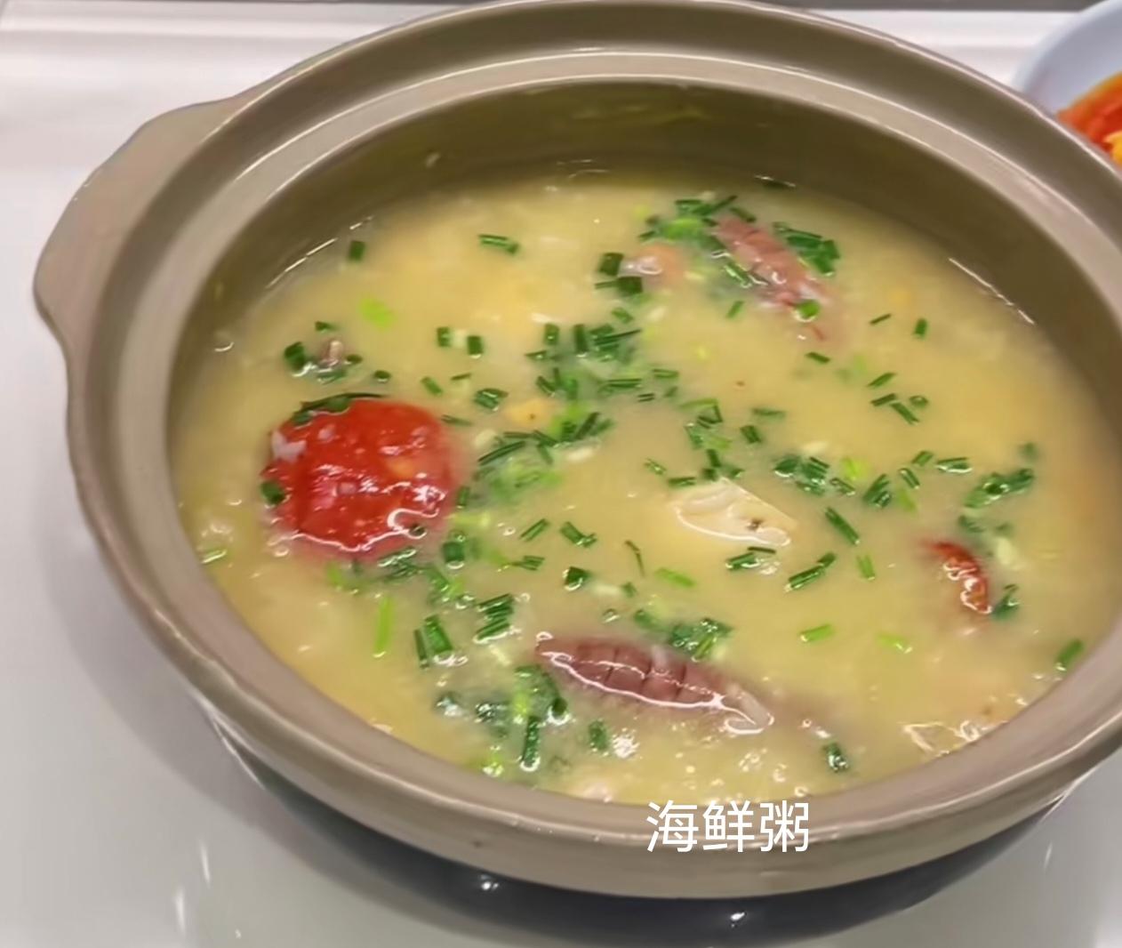 昨日的晚餐，一桌家常菜色香味俱全。有砂锅海鲜粥、青椒香干肉丝、蒸冷记香肠、清