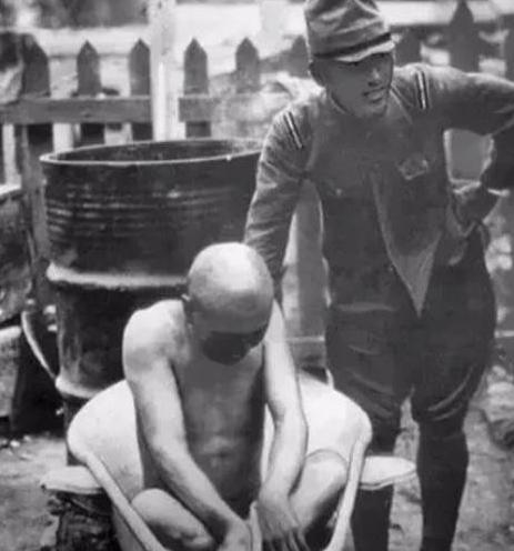 1940年，一个日本军官带人冲进了一个农户家，在屠杀了农户一家三口后，日军开始洗