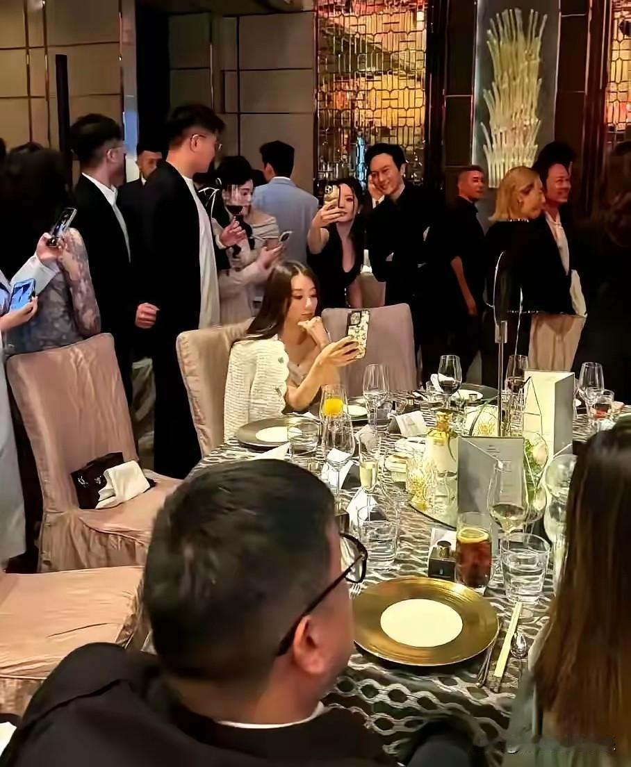 这是方媛在名流聚会上的表现，别人都在忙着交际交换人脉资源，只有她一个人坐在那儿尬