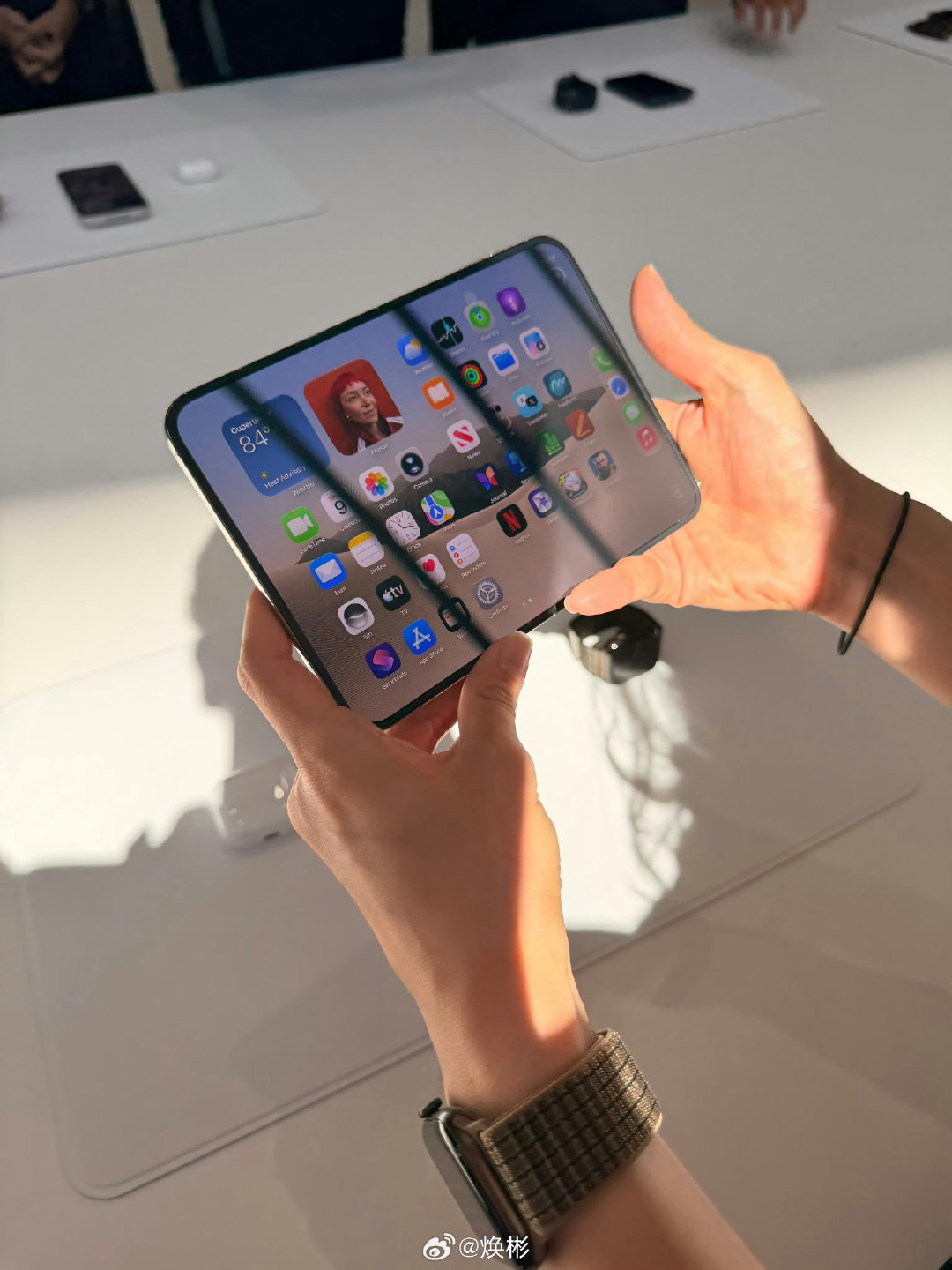 普通家庭的同学们可千万别看上iPhoneDuo啊，不然两个肾都不够卖！#苹果最贵手机诞生#​