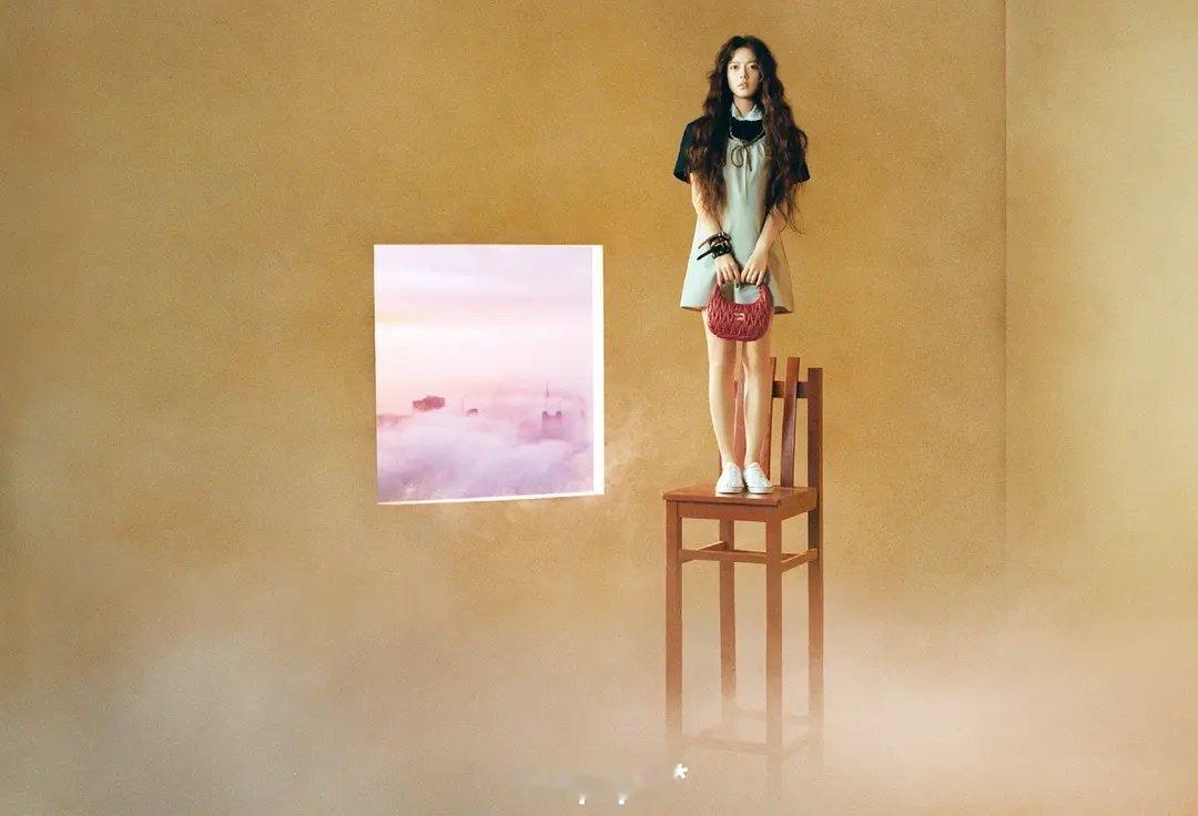 赵今麦这组照片好有感觉呀，似乎很有深意的样子