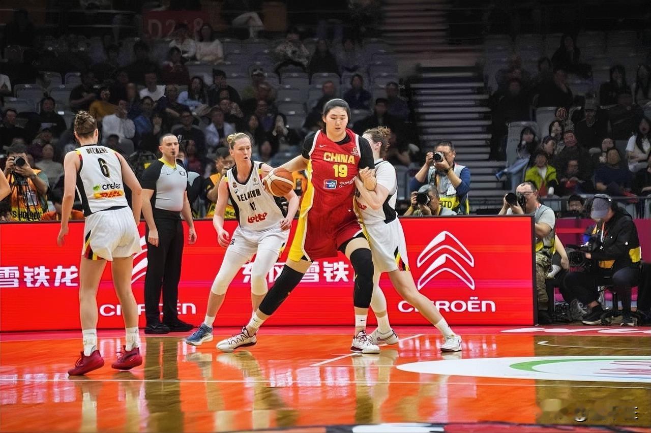 中国女篮世界杯资格赛输比利时，让我们认识到三点不足。1，隋菲菲指导解说时一直