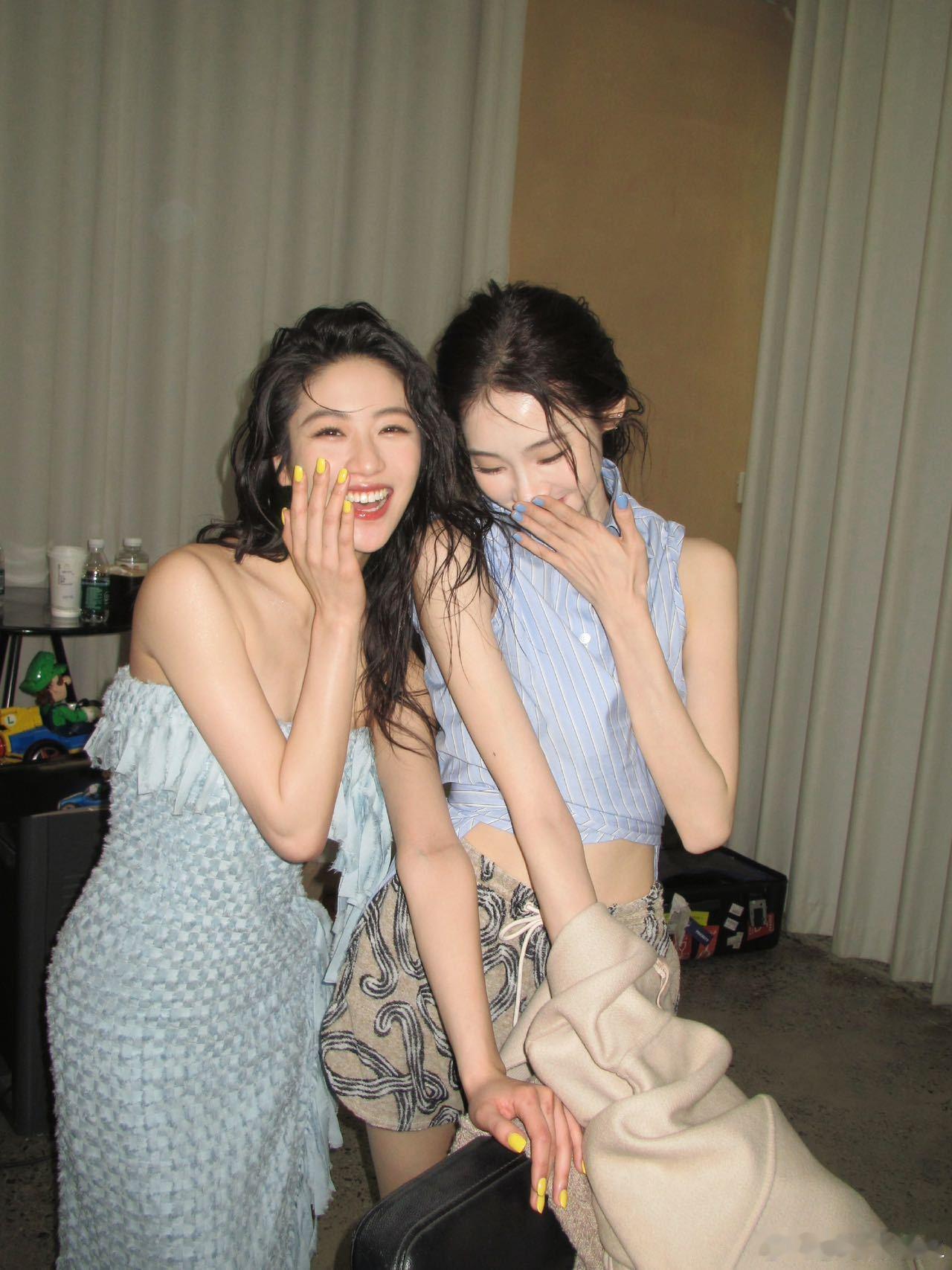 向涵之张艺凡别试探了颜值天花板同框，张艺凡清新灵动，向涵之优雅大气，风格互补超吸