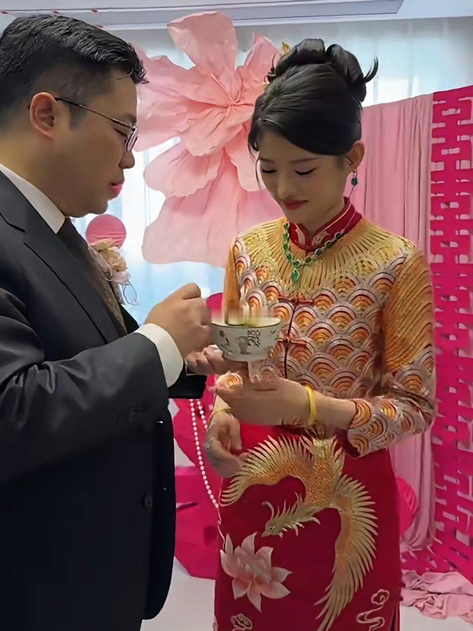 这男的何德何能啊肚子这么大，长这么老，这女的怎么看上他的​​​