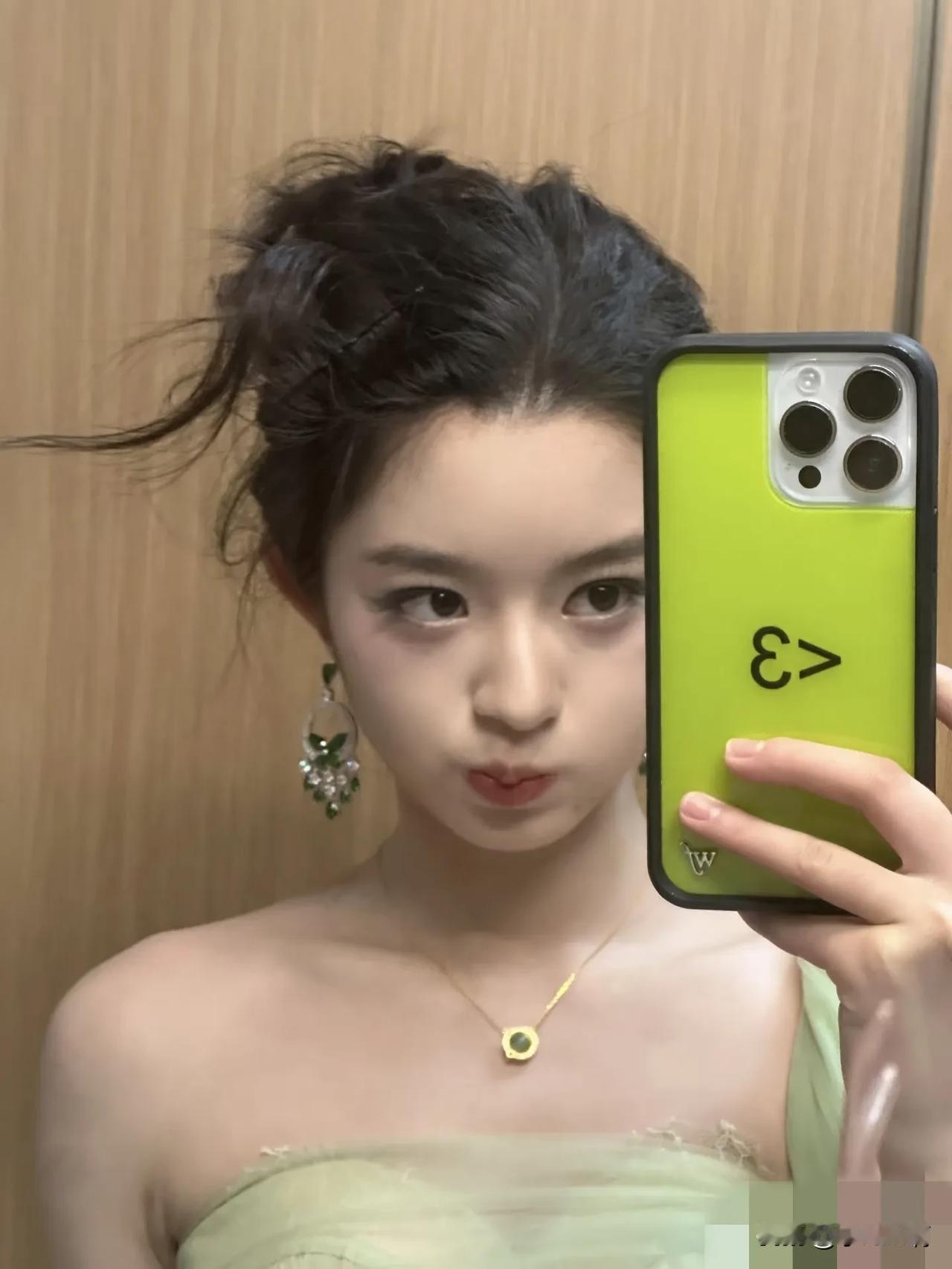 这个耳环戴在姚安娜耳朵上大家会质疑她的钱从哪来吗？近日，00后演员黄杨钿甜在自