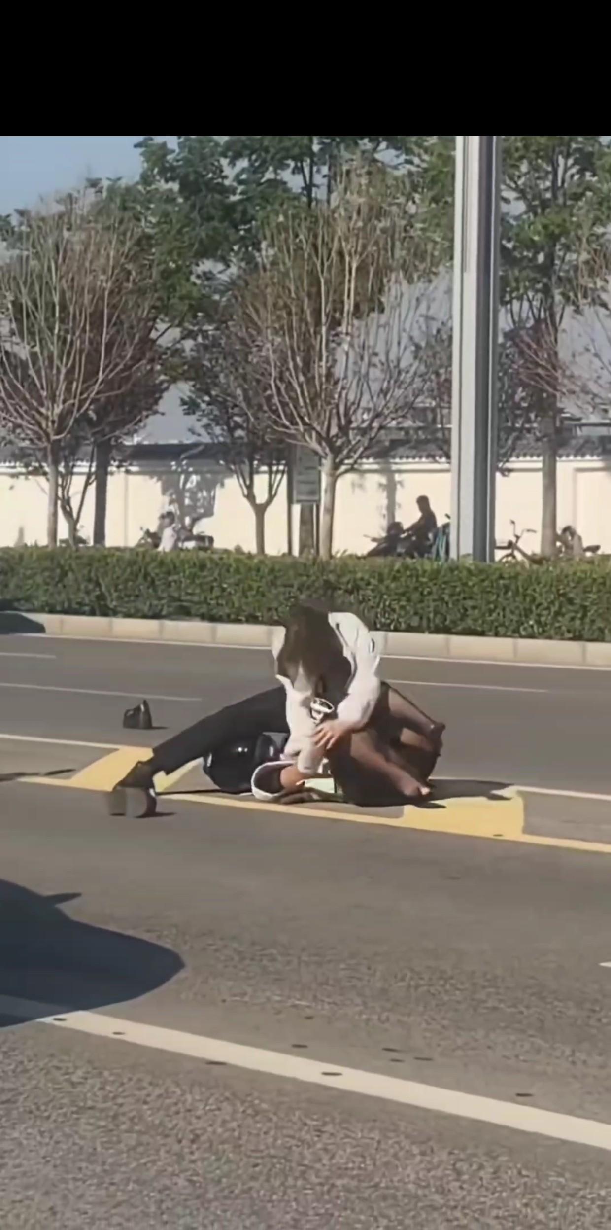 起猛了，大早上上班路上看见路中间两个女的在打架