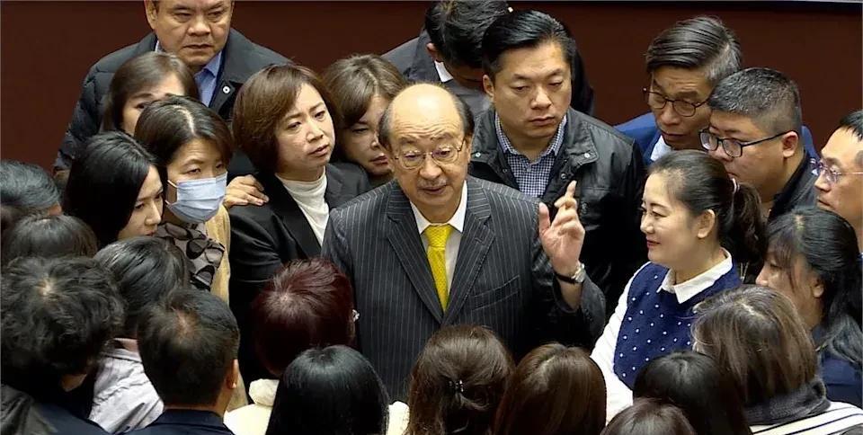 偷鸡不成蚀把米，75岁的老柯被绿党清算，“总召”一职将被罢免，干了三十多年，他可