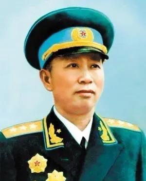 1957年，刘亚楼去机场欢送柬埔寨领导人，对方登机后，刘亚楼便离场，周总理却非常