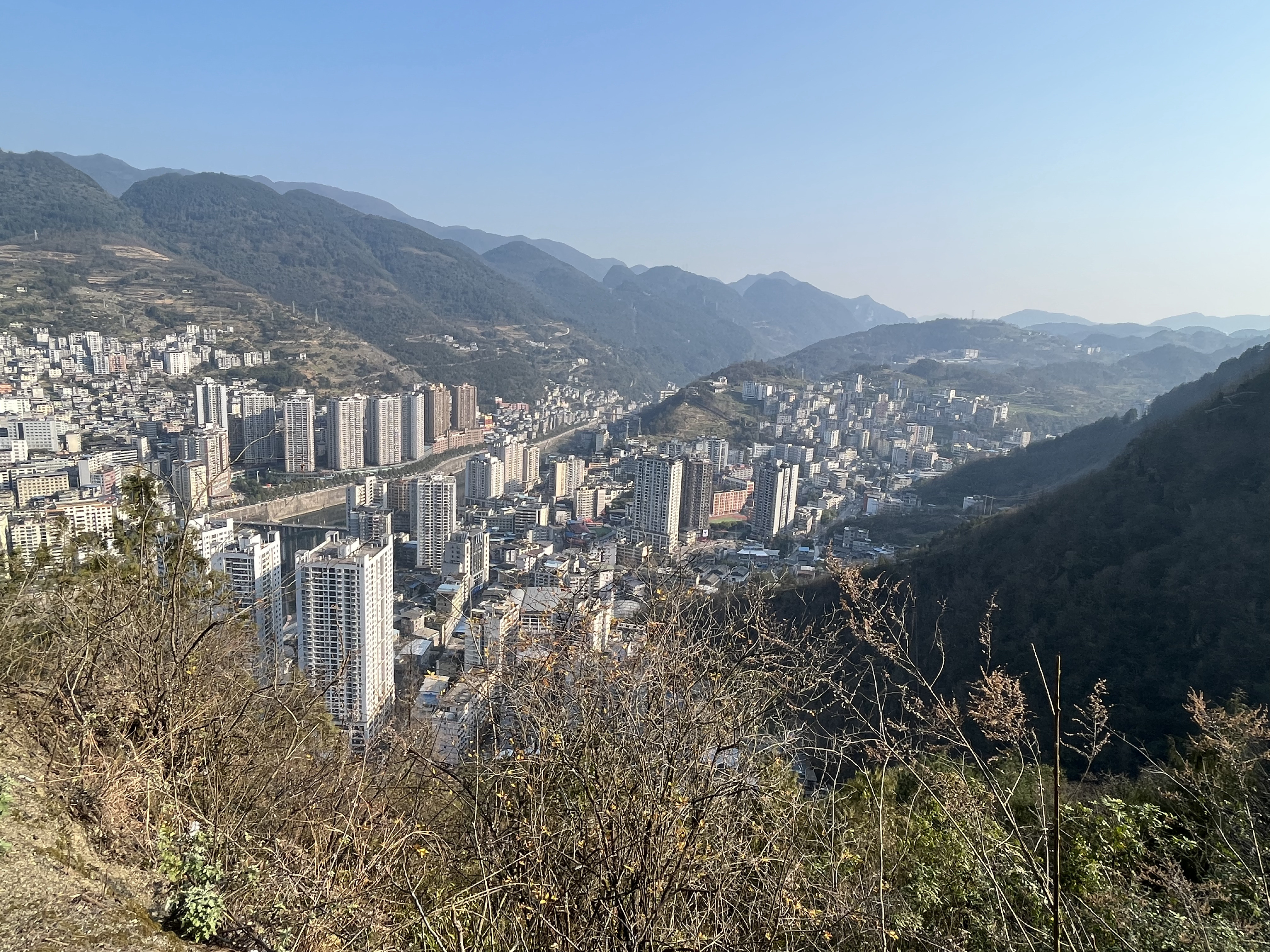 重庆彭水山体垮塌重庆彭水山体崩塌已救出8人翻到我两年前拍的县城照片，这种依山傍水