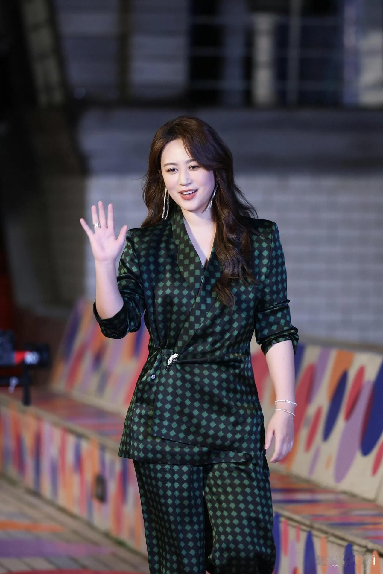 马丽身穿苔藓绿格子西装，优雅又大气！💚缎面材质尽显高级，菱格纹复古耐看，阔腿