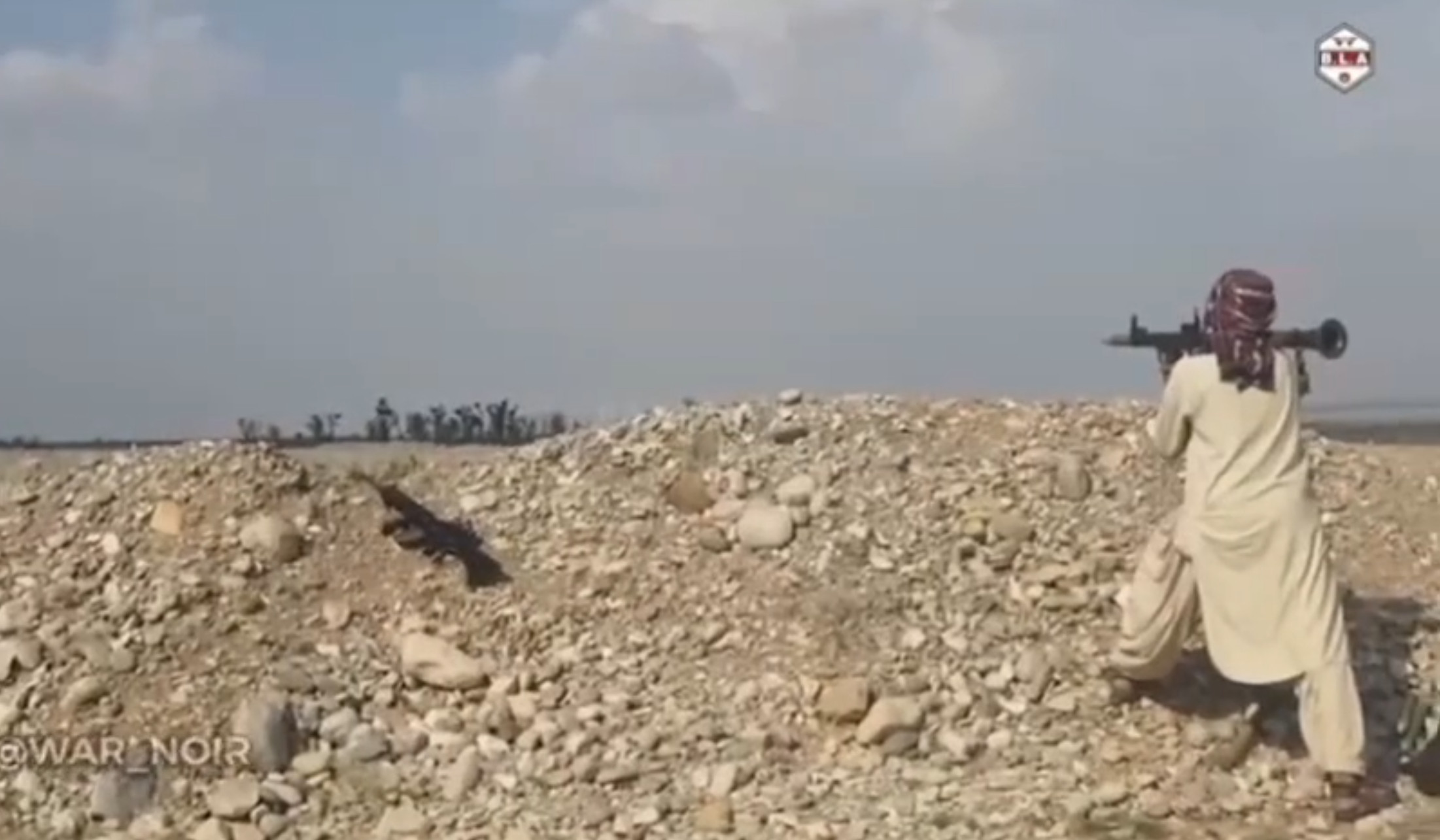 烽火问鼎计划每天认识一件兵器伏击巴基斯坦军队的“俾路支解放军”游记小队的单兵装