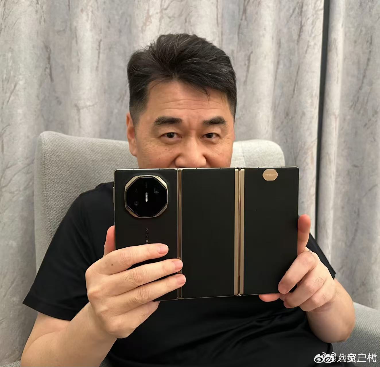 起猛了大家都用华为三折叠批奏折你还真别说，普通人用折叠机它就只是个折叠手机，唐国