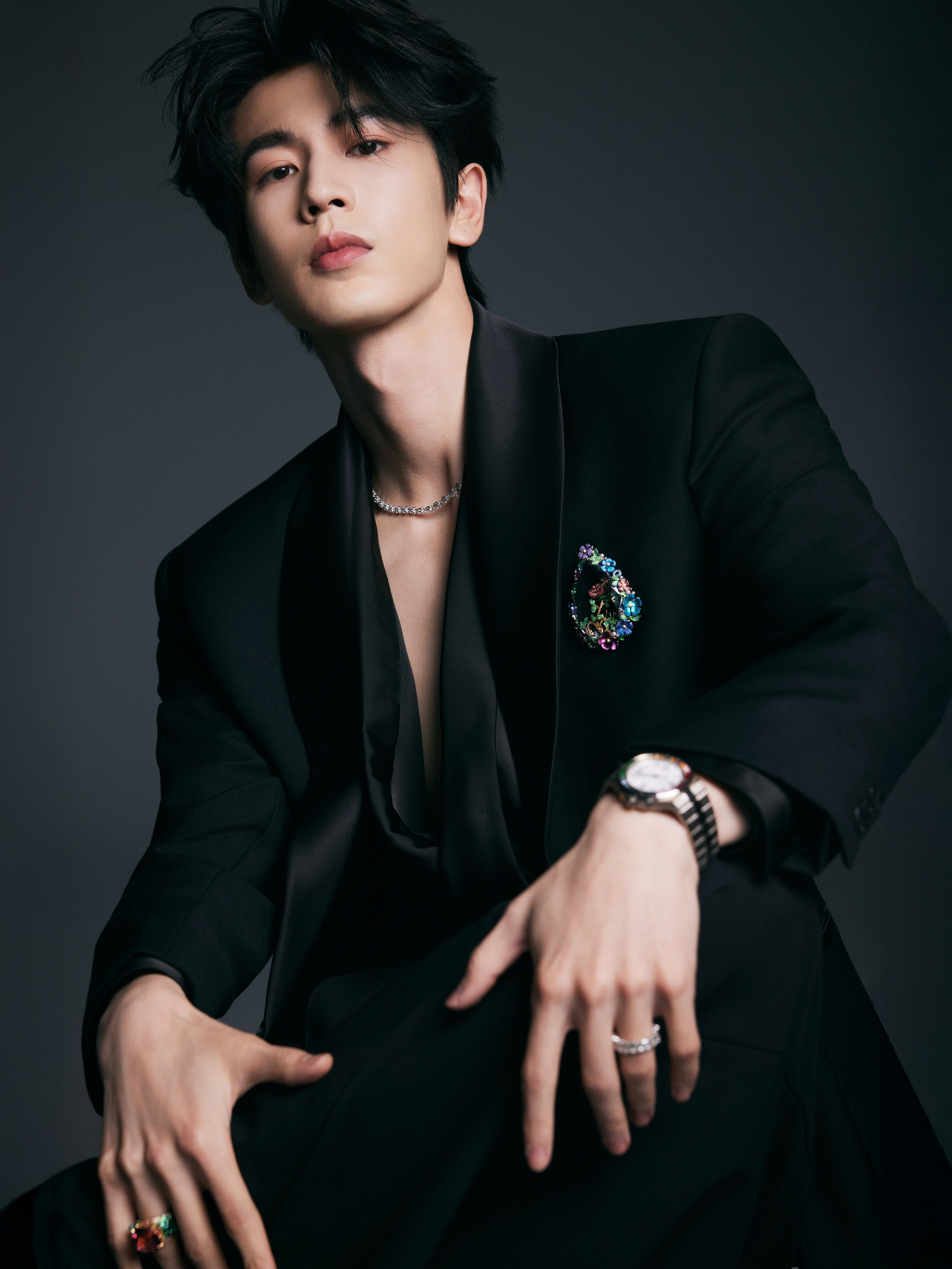 张凌赫今日出席Chopard萧邦品牌活动造型大片，身着青果领西服套装内搭V领马甲