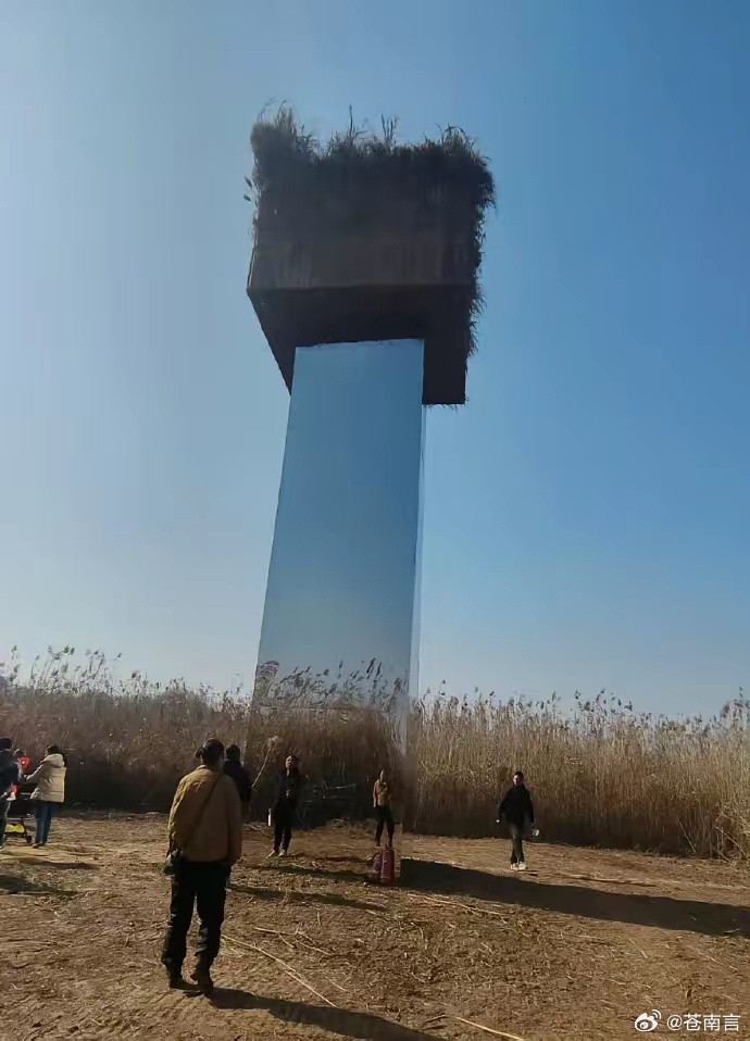 洞庭湖巨型镜子争议光看这个装置的话，确实挺有艺术感的，但问题是这位置不合适呀！洞