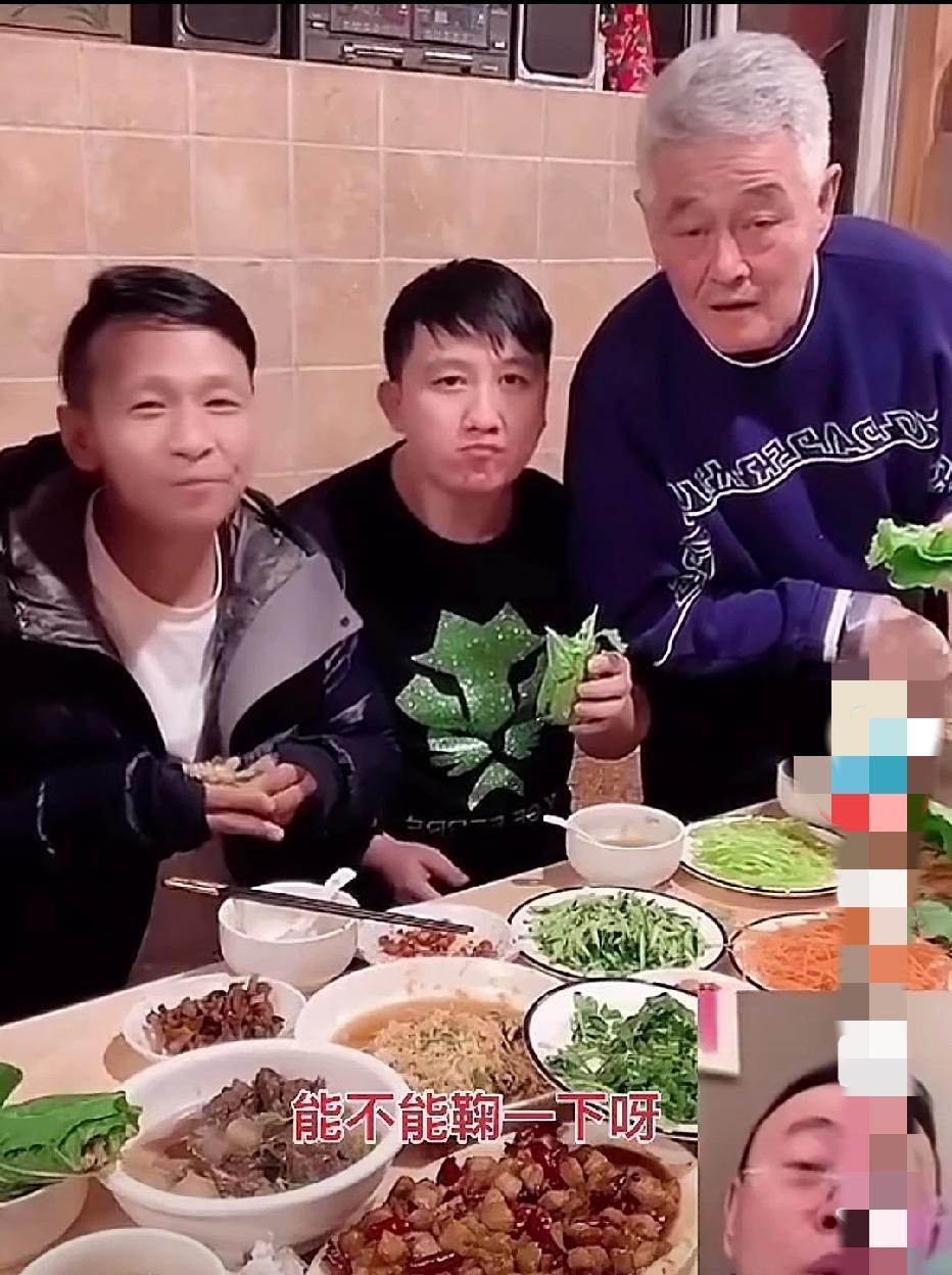 潘长江还在把白发染黑时，赵本山早已看清了真相。他对着镜头摆手：“人老了就得有老