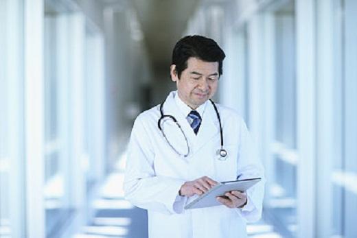 三甲院长权威建议: 腰椎间盘突出这样睡, 病就好1半了! 快调整吧