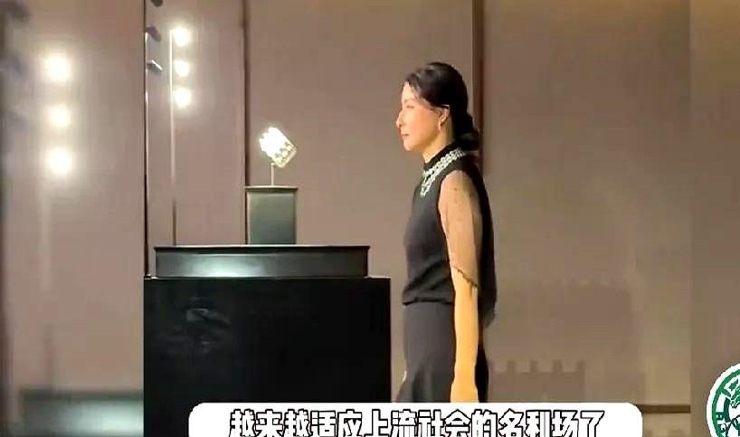 万万没想到！这一次郭晶晶豪门阔太具象化，却被网友疯狂吐槽了。平时看惯了她