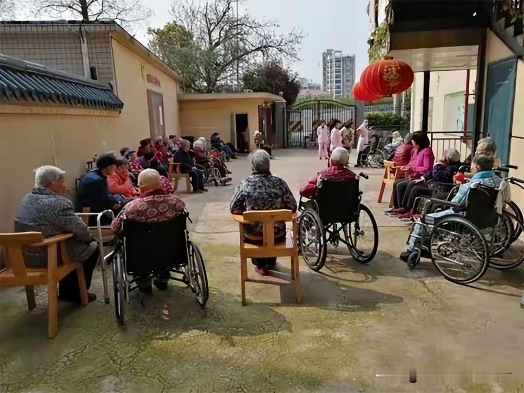现在一些追求单身的女性，提出了一个观点，那就是等自己老了，找几个单身的闺蜜共同住