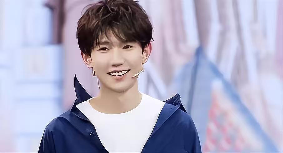 25岁的王源单飞八年后的现状如何？他是否真的如一些网友所言，走上了“小虎队”