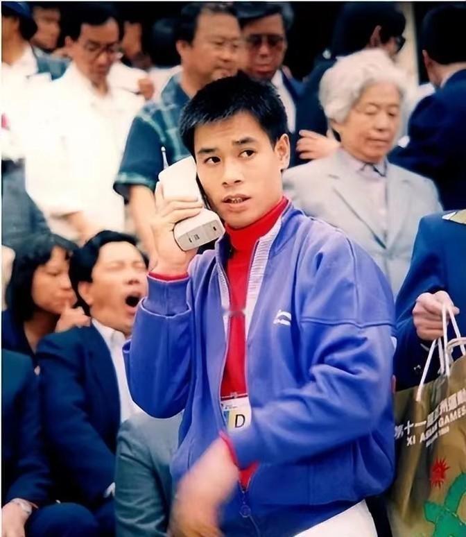 1993年，李宁娶了师姐陈永妍，但结婚六年，一直没有孩子，她责怪李宁：“都怪你不