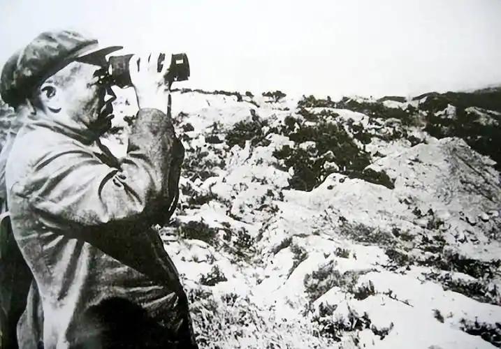 他在雪地里挖了个假阵地，美军百架战机狂轰8小时，醒来后创造2150奇迹，彭德怀从