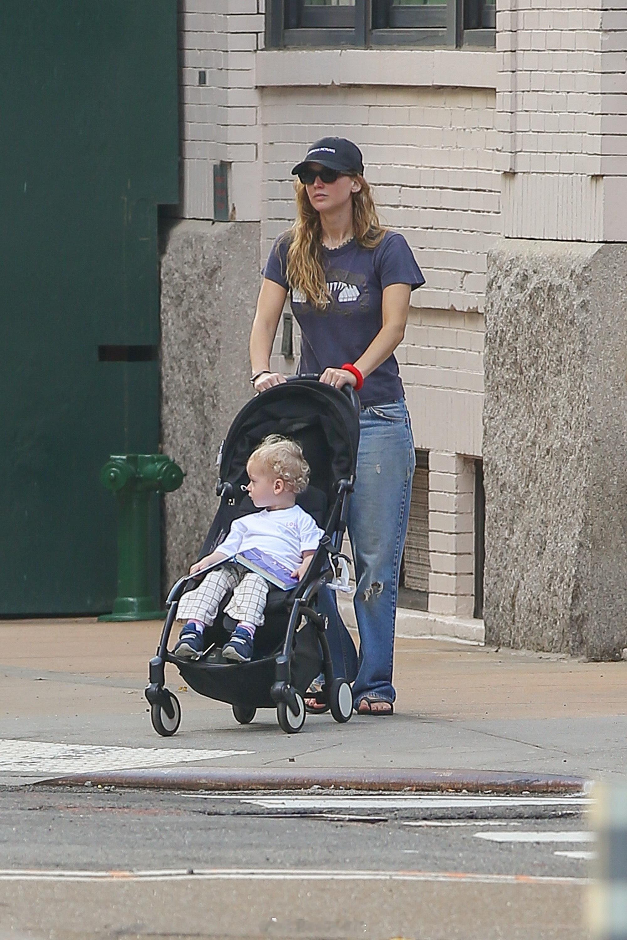 JenniferLawrence10.14在纽约出街金发👶太萌了叭​