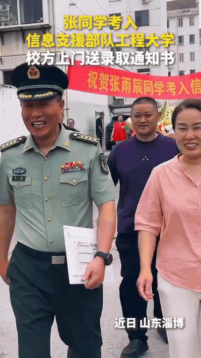 “火到人民日报了！”山东淄博，一户人家里，妈妈正在厨房炒菜听到楼下吵吵嚷