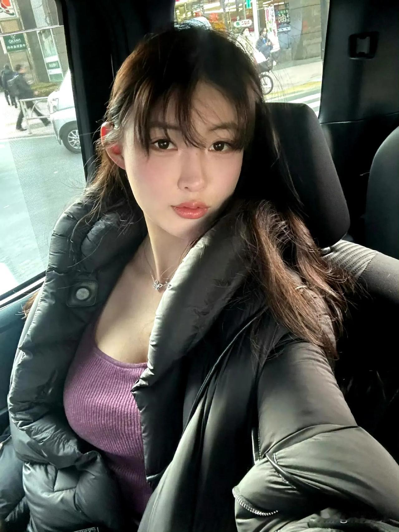 有点像个人手机拍的照片，挺自然的，模特看起来也很放松，总之，我觉得挺好！