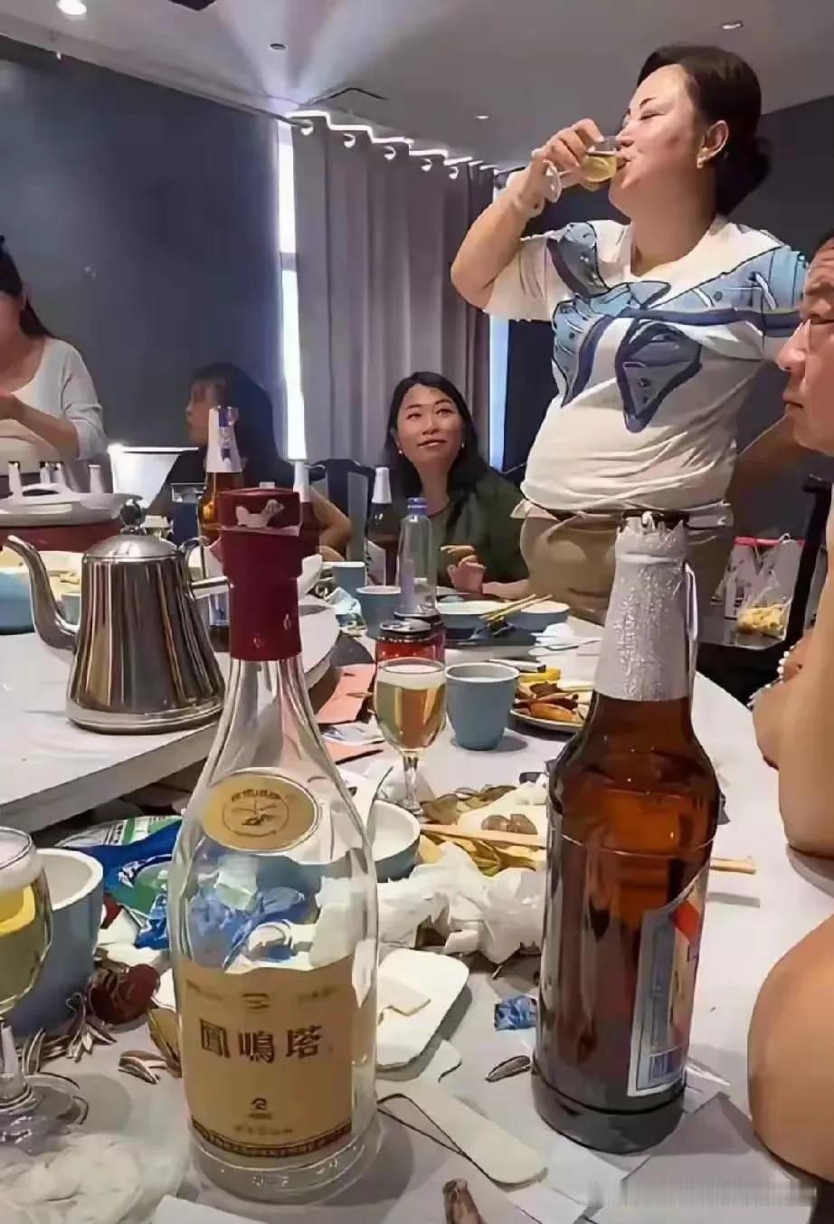 肚子都这么大了，还要这么玩命地喝吗？