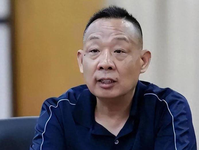 于东来三次进拘留所的经历：第一次，早年开烟酒店，贪图高利润，收购了一批来路不明的