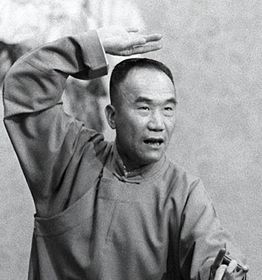 1950年，随着一夫一妻制的颁布，侯宝林召开家庭会议，看着泪流满面的三个老婆，
