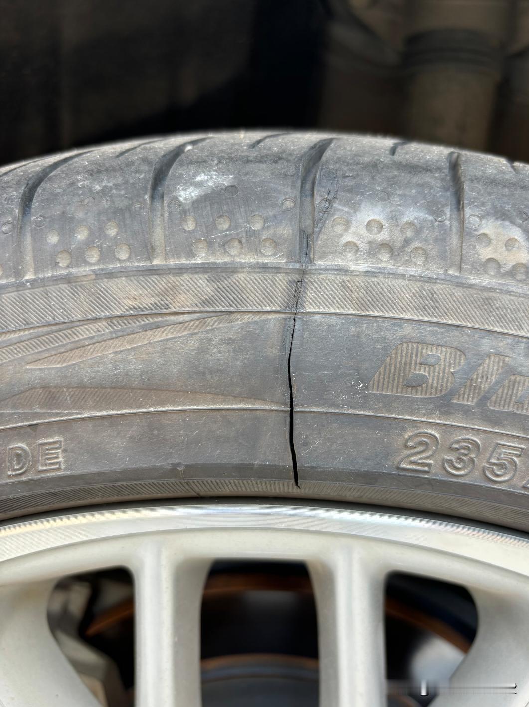 2年轮胎，途虎说是外力造成的？但是平时都是正常的上下班，市区都很少超过60km