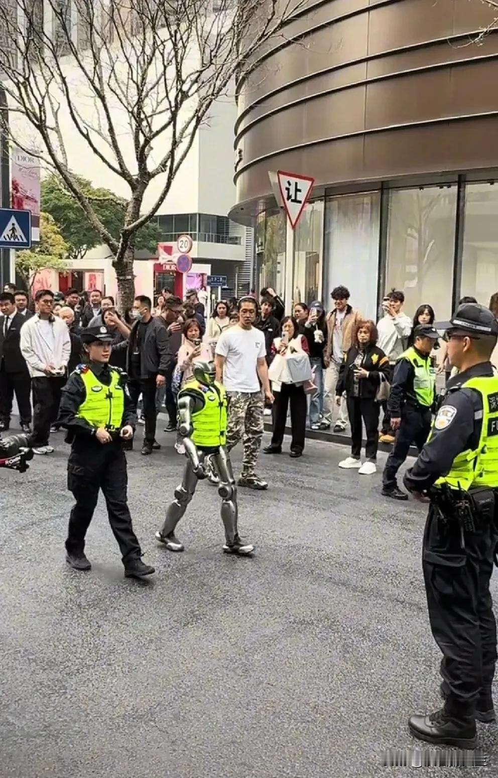 深圳街头机器人警察和巡逻警察共同巡逻，这也算是一个新型的巡逻模式。不过这个巡逻模