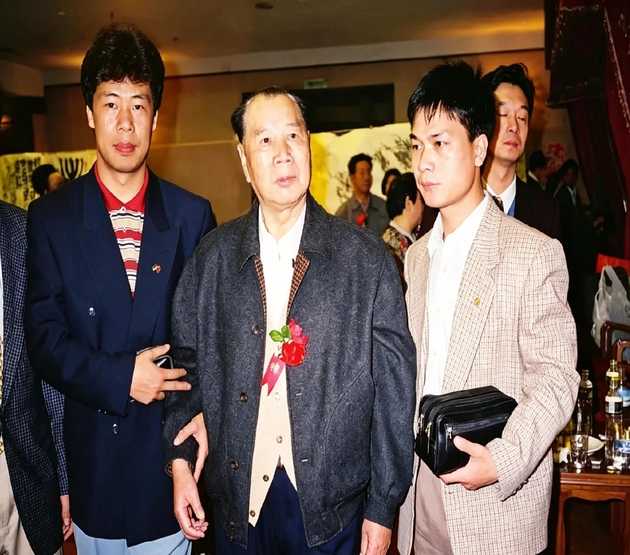 91年夏天，杨成武将军给画家王继良写了俩字：奋进。你瞧这草书，墨重笔快，没半点花