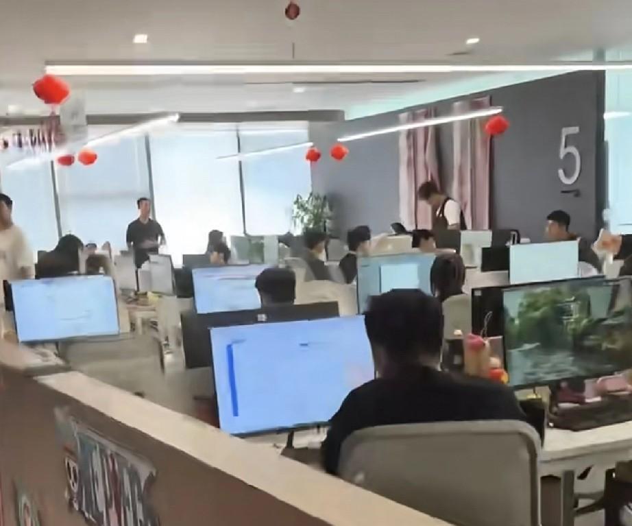 身在职场，打工就是打工，没必要太在乎别的。如果太在乎别的，你自己就输了！当今社