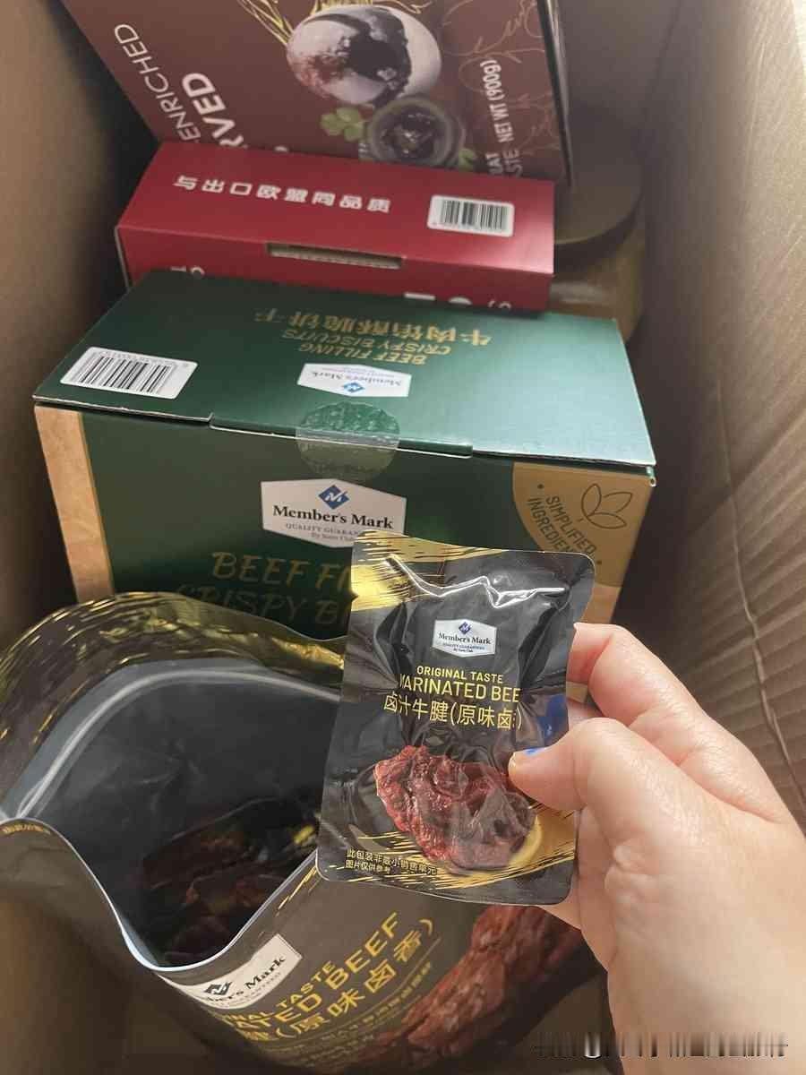 我老妈现在去早市，只买当天的青菜和海鲜。我们家的冰箱，常年塞着一冰柜僵尸猪肉，