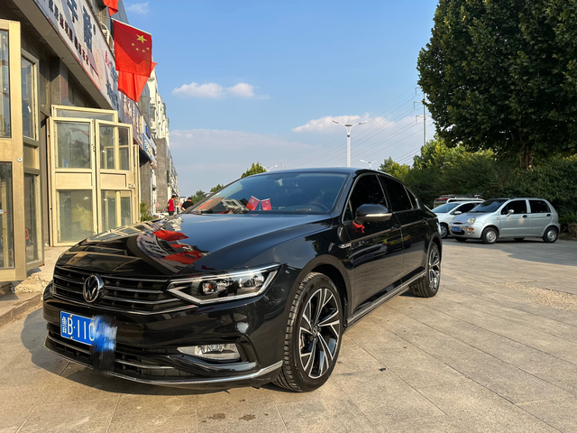 买迈腾没后悔油耗低是因为大部分是高速，音响音质也挺好，就是车机死机很烦。