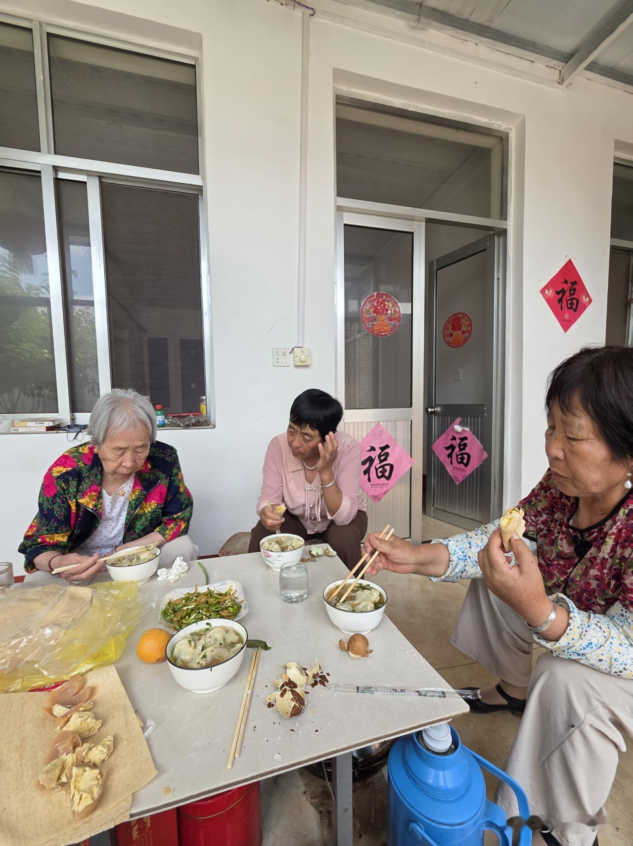 终生难忘：今天这顿很棒很棒很棒的中午饭……上午三嫂割了几斤鲜猪肉。为什么说鲜
