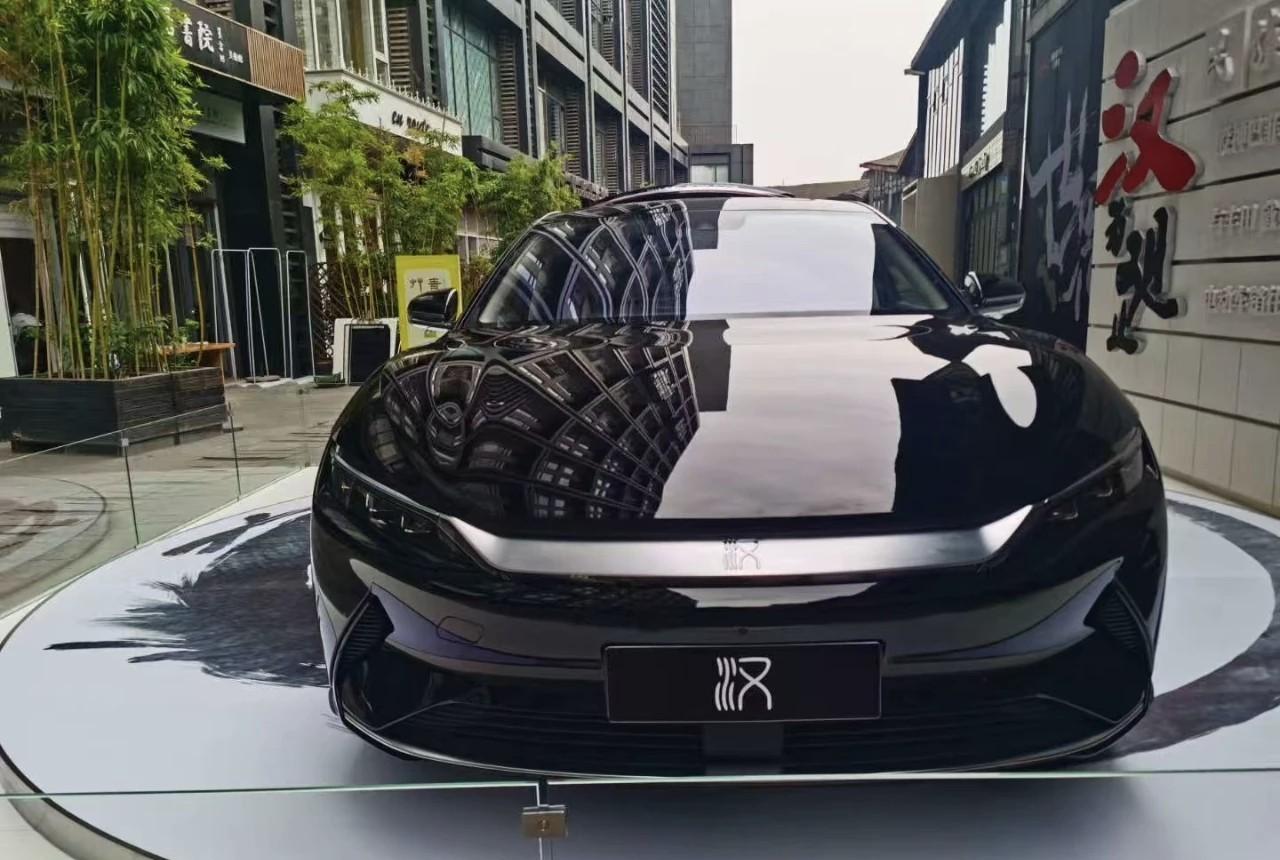 加拿大网友已经在线选车选疯了，英文论坛里吵成一片，有喊着要小米的，有等比亚迪的，