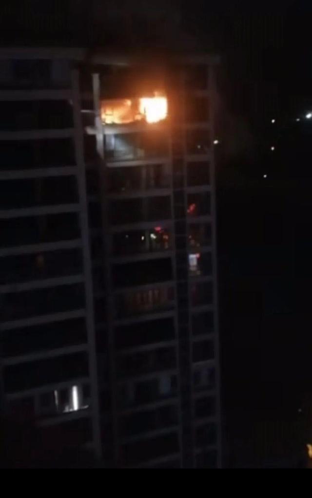 凌晨家中突发夺命大火！2名孩子不幸离世5人受伤，装修乱象终获严惩。（个人观点