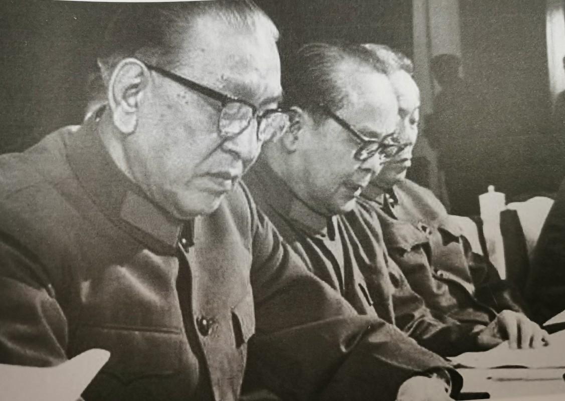 1980年军委办公会议现场，这三位将军都是谁？作为是耿飚，他当时是军委秘书长，后
