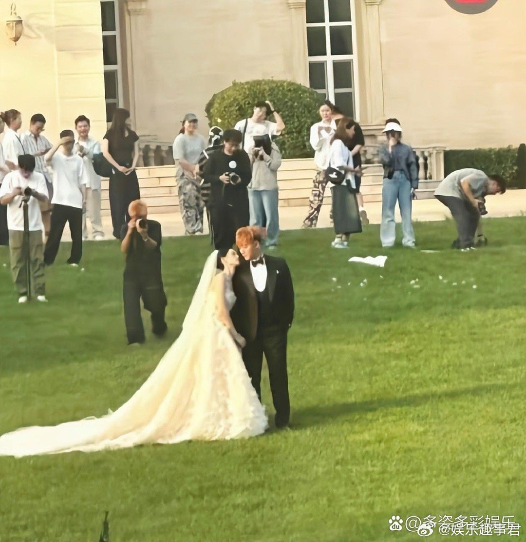 黄子韬徐艺洋拍婚纱照了黄子韬与徐艺洋太甜了吧？两人竟然才拍婚纱照，徐艺洋穿婚纱，