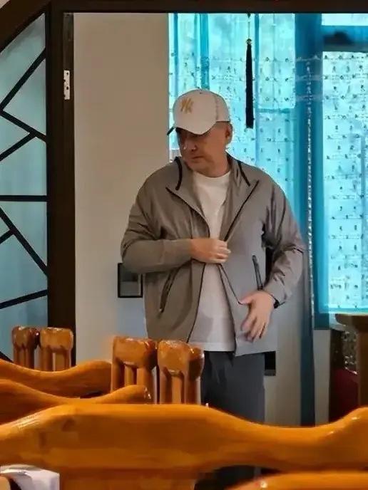 蒋勤勤一家游五台山，夫妻俩穿情侣装尽显恩爱，俩儿子都像陈建斌！