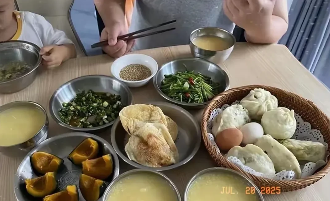 河南儿媳将婆婆做的早餐发到网上，引发轩然大波，外省同胞戏称河南饭像“狗食盆”。 