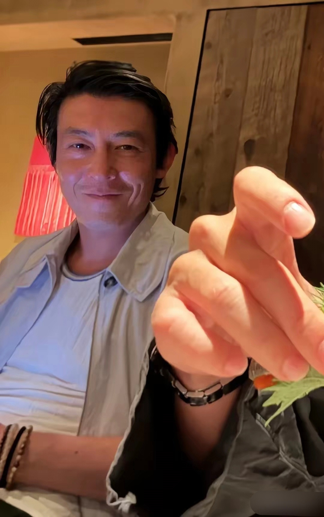 陈冠希现身香港，和好友聚会，去掉了八字胡的他，终于变成了他自己。