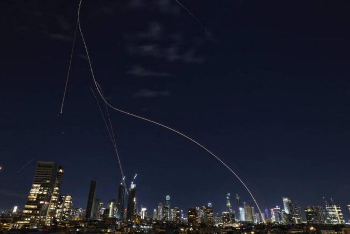 【真主党齐射100枚火箭弹，“铁穹”崩溃】黎巴嫩真主党3月11日向以色列齐射