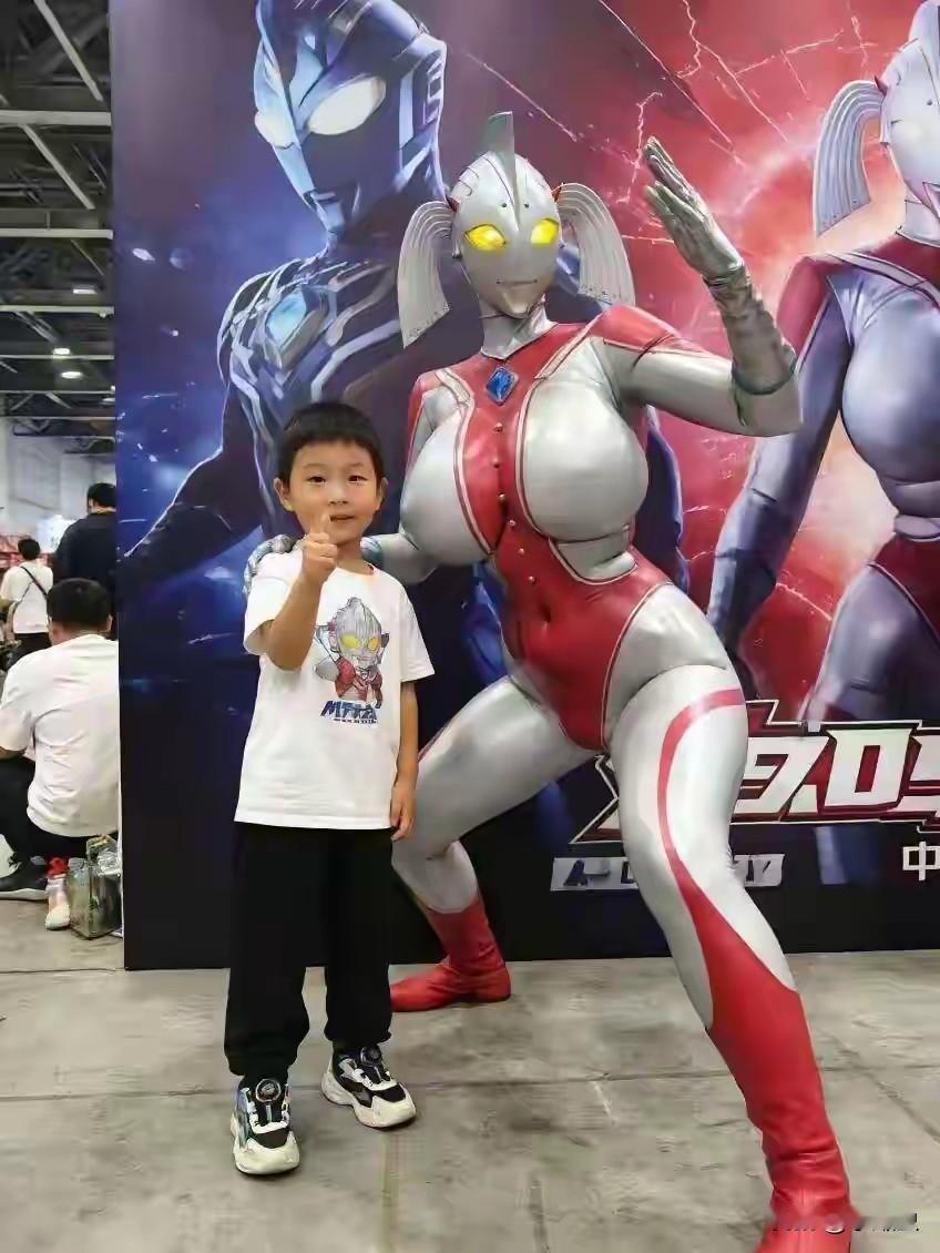 原来奥特曼，也有男女之分。第一看到，小孩子不懂，只认衣服不认人。